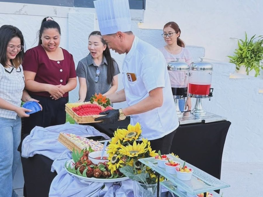 ทีมงาน TESCA ให้บริการบุฟเฟต์แก่แขก
